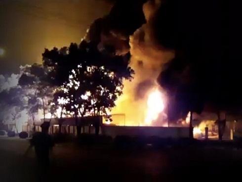 Cháy lớn gần sân bay Nội Bài, lửa ngùn ngụt trong đêm