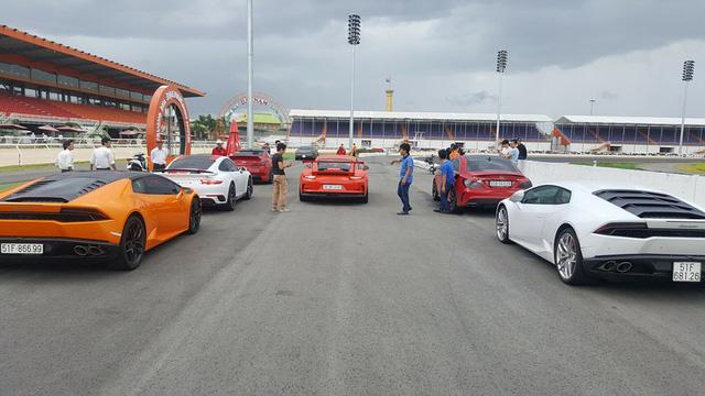 cuong-do-la-cung-dan-sieu-xe-dai-gia-sai-thanh-dua-xe-tai-binh-duong2