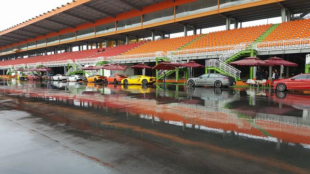 cuong-do-la-cung-dan-sieu-xe-dai-gia-sai-thanh-dua-xe-tai-binh-duong3