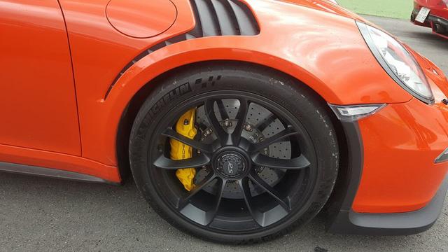 cuong-do-la-cung-dan-sieu-xe-dai-gia-sai-thanh-dua-xe-tai-binh-duong5