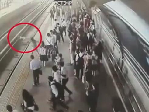 Lời tâm sự nghẹn ngào của chồng cô gái nhảy đường ray tự tử: 'Vợ tôi đã mang bầu được 6 tháng'