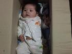 Hà Nội: Bé gái khoảng 5 tháng tuổi bị bỏ rơi trong thùng carton cùng quần áo, bỉm sữa