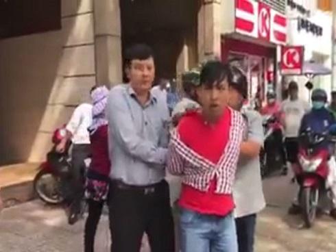 Kẻ cướp dây chuyền vàng bị đánh tơi tả trên đường phố Sài Gòn