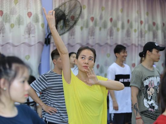 Thu Minh kiệt sức vẫn gắng gượng tập luyện trước live concert