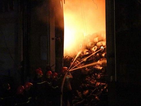 Cháy nổ lớn tại nhà kho sát trung tâm Sài Gòn