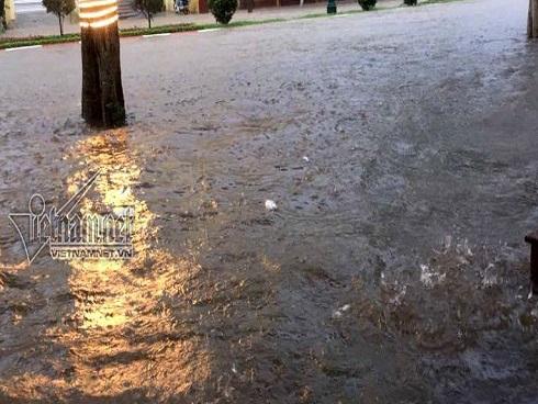 Mưa lớn, Thái Nguyên ngập mênh mông không còn thấy đường