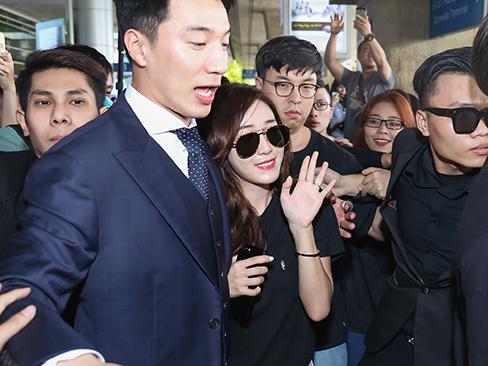 An toàn trong vòng tay vệ sĩ, Jessica tươi tắn vẫy chào fan Việt