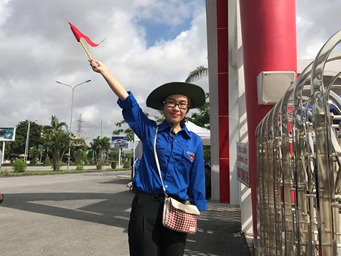 Nữ sinh tình nguyện khuyết một tay, điều phối phân làn giao thông tại điểm thi đại học