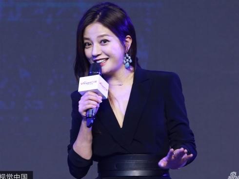 Mới hôm trước còn trẻ trung xinh đẹp, vậy mà hôm nay Triệu Vy đã lộ mặt sưng, chân thô