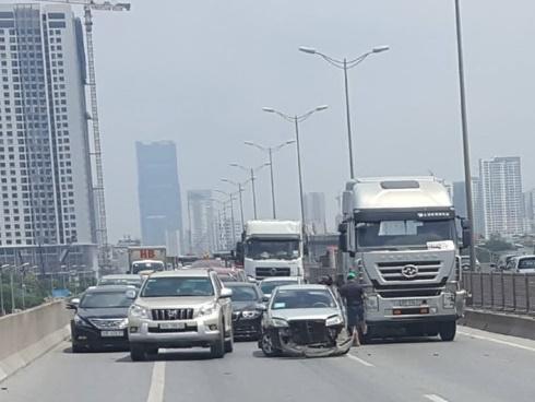 Vành đai trên cao ùn tắc hơn 2 giờ sau va chạm xe container, ôtô con