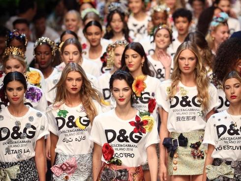 Đông Nhi và Minh Hằng chơi quá sang, chi hơn 28 triệu đồng cho chiếc áo thun trắng