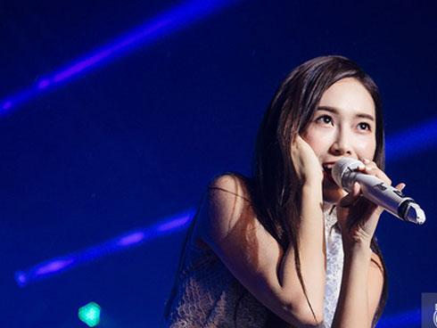 Ướt nhẹp vì mưa gió, Jessica vẫn để lại những khoảnh khắc đẹp mê mẩn trên sân khấu Việt Nam