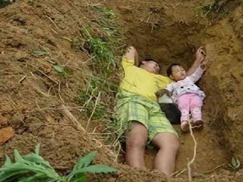 Chuyện lạ: Ông bố trẻ ngày ngày bế con gái ra mộ đào sẵn nằm, ai cũng khóc khi biết sự thật