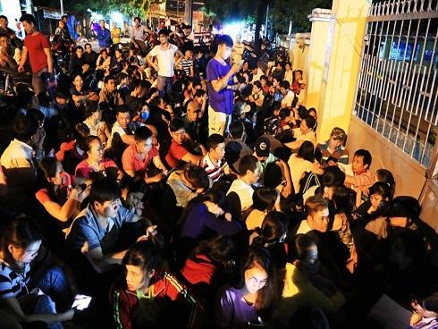 Chuyện có thật: Phụ huynh mang chiếu, chăn gối và mắc võng thâu đêm chờ nộp hồ sơ cho con vào lớp 1