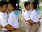 Can tội đánh nhau, 2 nam sinh Thái Lan bị phạt ôm hôn 100 lần trước đám đông