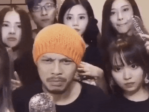 Trò chơi 'Cười là bị đánh' siêu hài hước