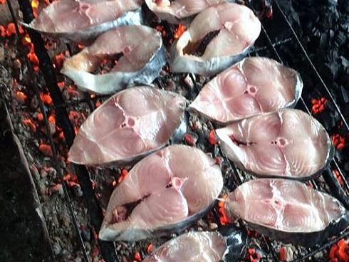 Phụ huynh kinh hãi chứng kiến ổ mủ chảy ra từ thịt lợn cung cấp vào bếp ăn trường học-4