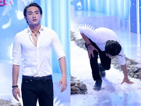Đi giầy bệt, host 'The Face 2017' Hữu Vi vẫn ngã sấp mặt khi catwalk thị phạm thí sinh