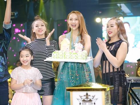 Bay chuyến đêm muộn, Minh Hằng bất ngờ khi có cả fan tí hon ra tiễn-12