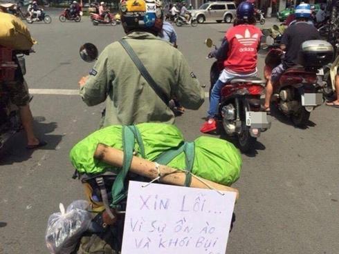 Chàng trai lái xe treo biển 'Xin lỗi vì sự ồn ào và khói bụi'