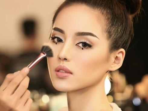 Bị 'soi mói' đời tư, Khánh Linh 'nổi đóa' với dòng trạng thái 'khó chiều lòng người'