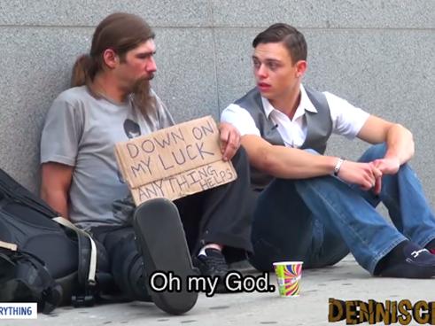 Chàng thanh niên tặng người vô gia cư quần áo, không ngờ họ lại phản ứng mạnh đến vậy