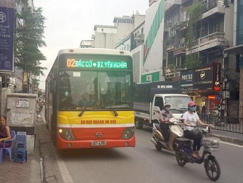 Đi sát dải phân cách, thanh niên bị xe buýt 'ép' trọng thương