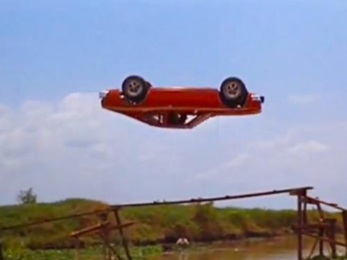 Clip: Điệp viên 007 lái xe bay qua cầu phao