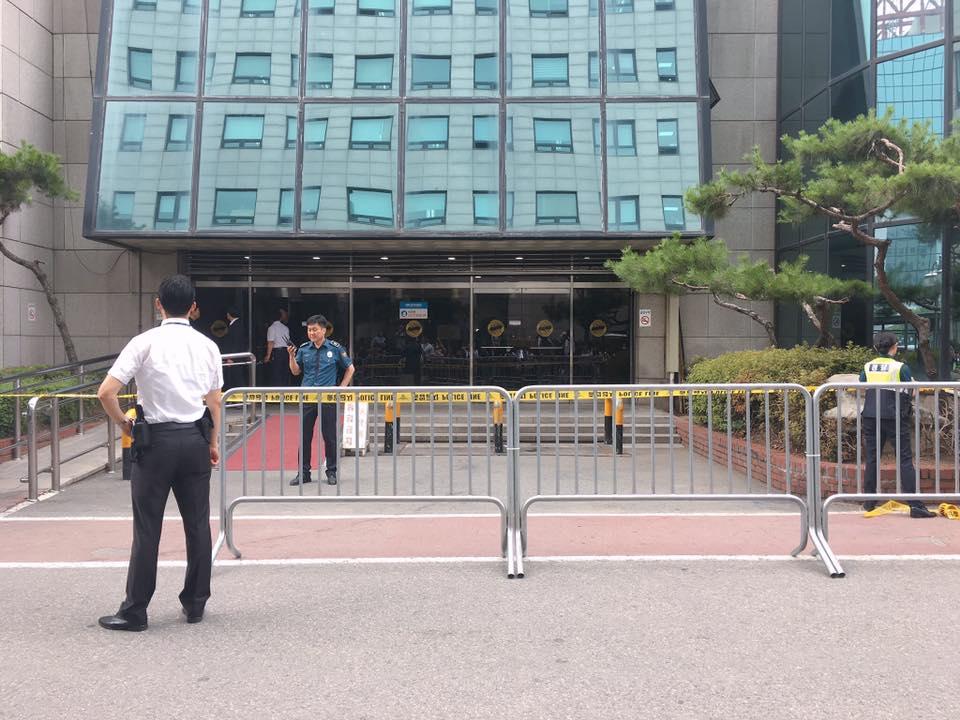 Sơ tán hàng loạt nghệ sĩ Hàn vì nghi đặt bom, dọa giết tại đài truyền hình quốc gia Hàn Quốc -4