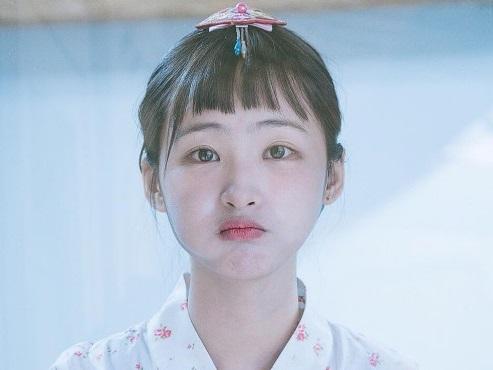 Ai bảo cắt mái ngố là xấu, cô nàng này vẫn cực kỳ đáng yêu đấy thôi