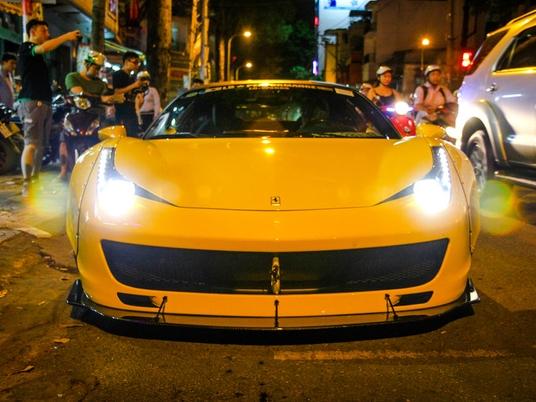 Cận cảnh 'siêu phẩm' Ferrari 458 Italia độ Liberty Walk đầu tiên tại Việt Nam