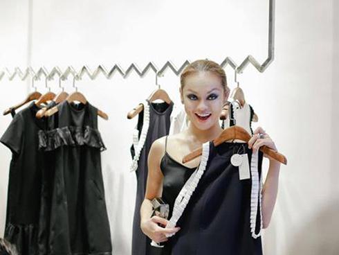 Mai Ngô liên tục bị bắt lỗi ăn vận hớ hênh từ trên xuống dưới