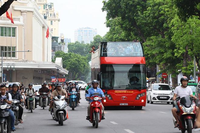 Sáng 30/6, chiếc xe buýt 2 tầng mang tên City Tour xuất hiện trước cửa Nhà hát lớn Hà Nội sẵn sàng phục vụ khách du lịch. Với màu sắc nổi bật cùng thiết kế lạ, phương tiện này nhanh chóng thu hút sự quan tâm của người dân.Theo quan sát, chiếc xe có mái di động để đề phòng trời mưa, nắng bất chợt. Dự kiến chi phí sản xuất mỗi chiếc xe từ 7 - 9 tỷ đồng. Lịch trình của xe buýt chủ yếu xung quanh khu vực phố cổ Hà Nội.