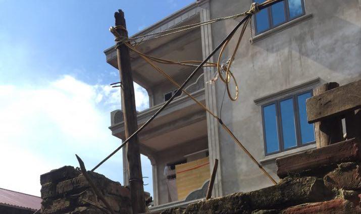 Tuần qua, Công an huyện Đông Anh, TP Hà Nội cho biết đang tạm giữ đối tượng Đặng Văn V. (SN 1975, trú tại xã Thụy Lâm) để làm rõ hành vi hiếp dâm trẻ em. Nạn nhân của vụ việc là cháu Đặng Thị D. (SN 2000) - con gái của V. Sự việc đau lòng này xảy ra trong nhiều năm, từ khi cháu D. mới học lớp 8. Sau này người mẹ phát hiện, can ngăn thì bị chồng bạo hành nên đã đứng đơn tố cáo.