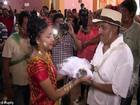 Thị trưởng Mexico cưới cá sấu mặc váy trắng làm vợ