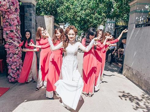Cô dâu xinh đẹp cùng đội bạn thân bê tráp lầy lội và lộng lẫy khiến dân mạng 'phát cuồng'