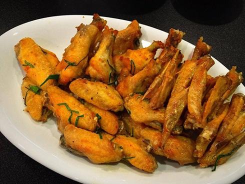 Anh chàng vào hội chị em khoe gà chiên mắm, không ngờ được cả trăm người hóng công thức