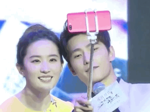 Sao Hàn 26/11: Chỉ là ảnh hậu trường thế nhưng Song Seung Hun vẫn đẹp trai quyến rũ mê người-9