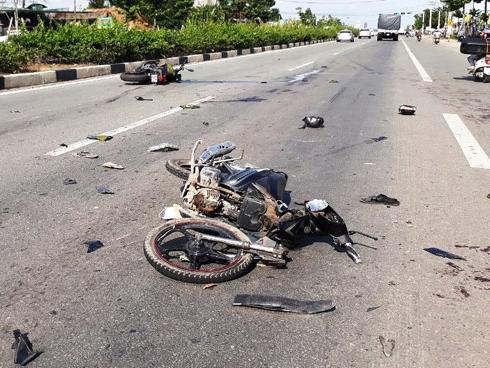 Clip: 2 xe máy đối đầu kinh hoàng, 5 người văng tứ tung khắp đường