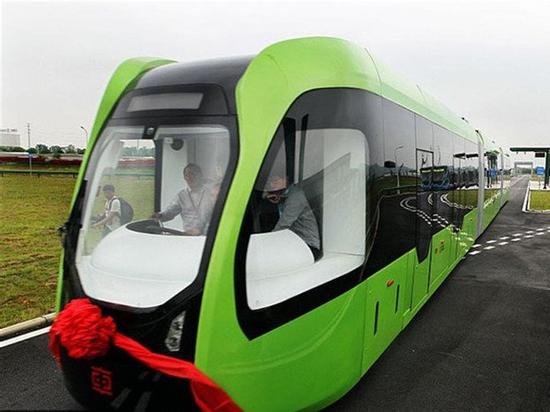 Tàu hỏa chạy bằng đường ray ảo ở Trung Quốc