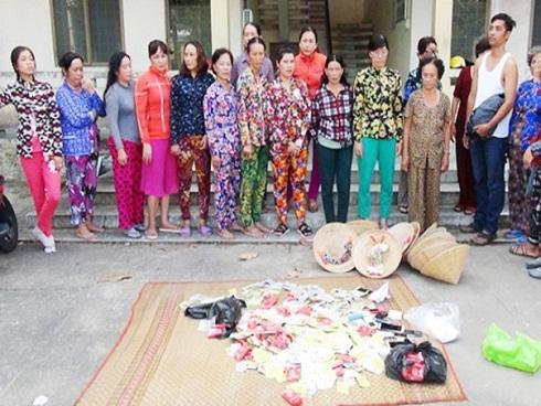 17 phụ nữ đánh bạc với 2 người đàn ông