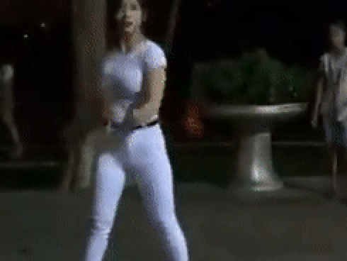 Chỉ 46 giây ngắn ngủi, cô gái xinh đẹp múa côn nhị khúc hút trăm nghìn lượt xem