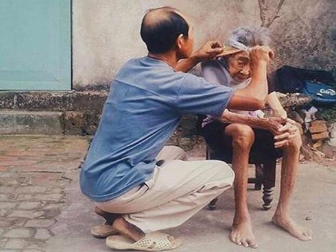 Bức ảnh người con trai cắt tóc cho mẹ già lay động trái tim cộng đồng mạng