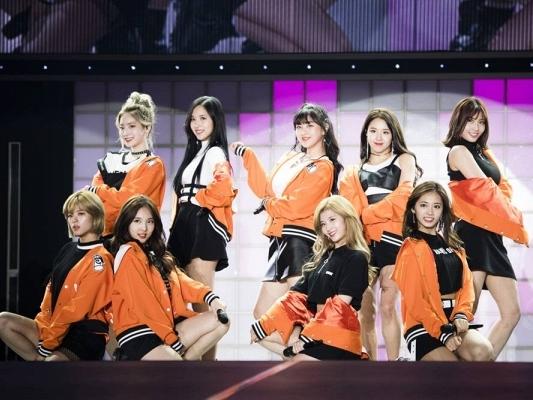 Nhật tiến rầm rộ, netizen Hàn hăm dọa TWICE bằng 10 lít axit chờ sẵn ở sân bay