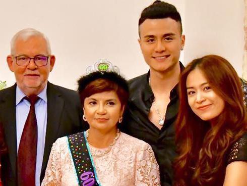 Hoàng Thùy Linh để lộ chàng trai giấu mặt đón xuân bên gia đình-10