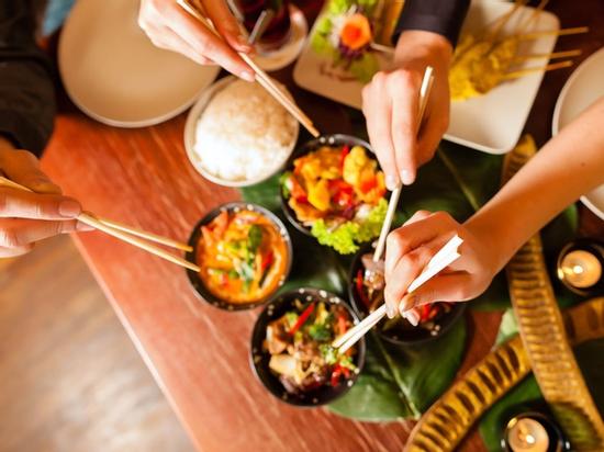 Dẫn bạn gái về nhà ăn cơm, bố chỉ nhìn qua hành động của cô gái rồi phán 'không thể là con dâu nhà này'