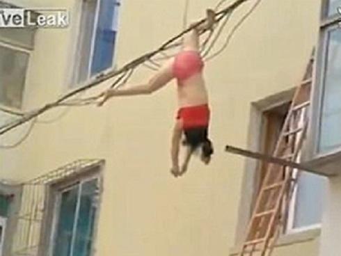 Chạy trốn vợ của nhân tình, bồ nhí mắc ngược trên dây điện