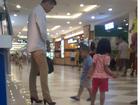 Chồng đi giày cao gót hộ vợ giữa trung tâm thương mại bởi lý do vô cùng dễ thương