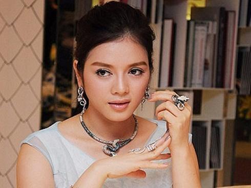 Lý Nhã Kỳ gây choáng khi tậu 17 đôi giày hàng hiệu cùng một kiểu