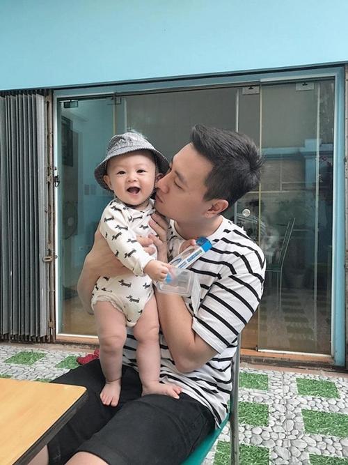 Mặc dù là "bố trẻ con" nhưng Kiên Hoàng được nhận xét là trẻ trung, đáng yêu. Thời gian qua anh "đốn tim" phái nữ khi trổ tài bếp núc và chăm sóc công chúa nhỏ.